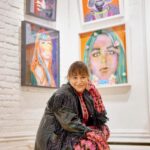 Mariana Mazza Instagram – Quelle belle soirée j’ai vécue hier lors de mon vernissage! Merci à tous ceux et celles qui étaient présents.
Vous pouvez encore venir voir mon exposition aujourd’hui (vendredi) et demain de 11h à 18h.
Lieu : L’Original – Galerie d’art urbaine | 4455, sur Saint-Denis, Montréal
Et pour tous ceux qui ne peuvent pas se déplacer, mes toiles sont aussi disponibles sur mon site dès maintenant : http://marianamazzapeintre.com
Avec amour,
Mariana la bricoleuse Mazza
Photo : Miroslav Dufresne / Mirkoloko