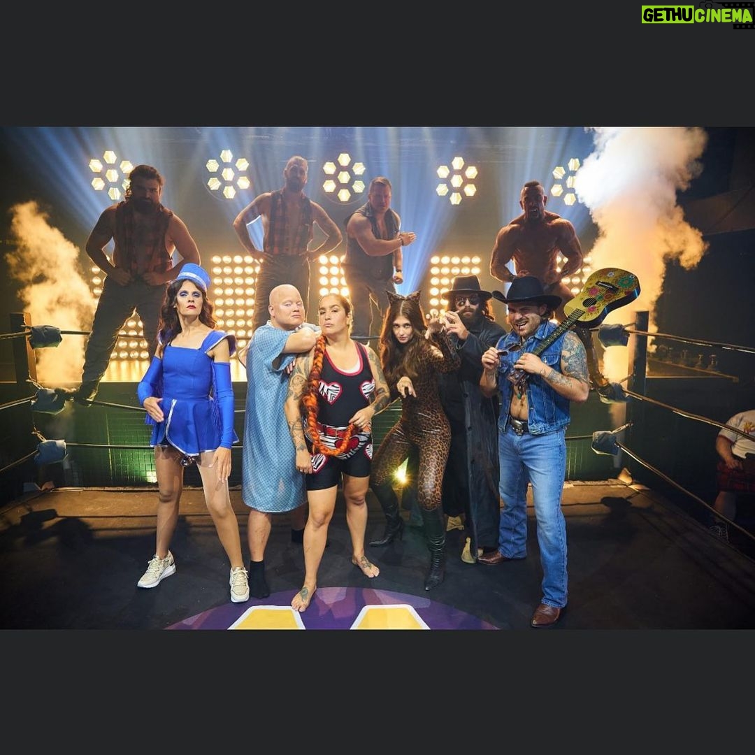 Mariana Mazza Instagram - Pour mes 32 ans je realise des rêves. Faire le la lutte, en lutteuse, avec des lutteurs pis faire des blagues aussi. Cette série sera présentée en première sur Prime Video dès cet automne.