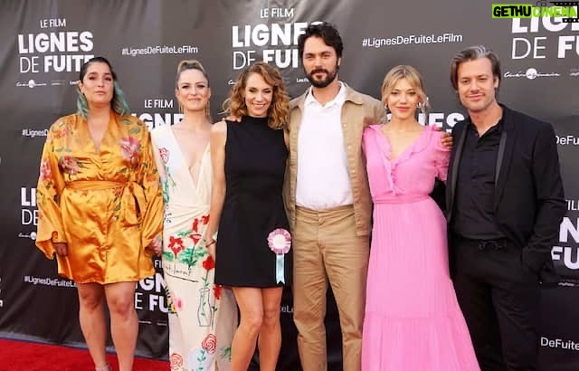 Mariana Mazza Instagram - La familia ❤️ merci à @jonloveshair et @etiberger pour la beauté. Surtout à @vangiroux pour le kit. Pis ce beau monde sur le tapis. Je suis une mardeuse.