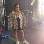 Mariana Mazza Instagram - Les looks de rêve qu’on a construit pour chaque chanson. Merci à @etiberger pour les cheveux et le maquillage. Désolé pour les pets. @vangiroux tu es derrière chacuns des kits. Tu es une magicienne. Accepter mes courbes, mes goûts et les mettre de l’avant, fait de toi une putain de reine.