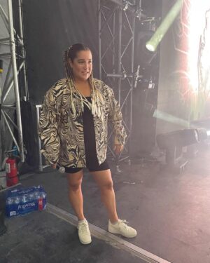 Mariana Mazza Instagram - Les looks de rêve qu’on a construit pour chaque chanson. Merci à @etiberger pour les cheveux et le maquillage. Désolé pour les pets. @vangiroux tu es derrière chacuns des kits. Tu es une magicienne. Accepter mes courbes, mes goûts et les mettre de l’avant, fait de toi une putain de reine.