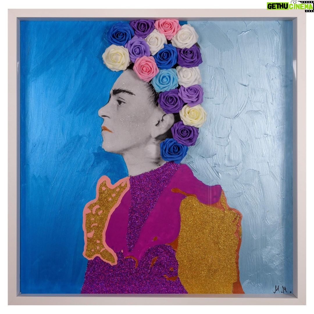 Mariana Mazza Instagram - Frida Couronne – 30×30 L’exposition Queso y papa, c’est du 3 au 6 novembre à la galerie @institut.national.montreal 11h à 18h (fermeture à 15h le 3 nov). J’ai tellement hâte de vous faire découvrir ma série! Et si vous voulez découvrir toutes mes toiles et mes reproductions, elles sont en ventes dès maintenant au marianamazzapeintre.com. Faite vite, les quantités sont limitées!