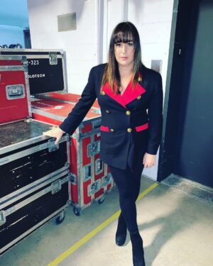 Mariana Mazza Instagram - Y’a des jours ( souvent ) où je ne suis pas satisfaite...mais là dessus, on dirait que j’trippe un peu plus pis ça fait du bien ❤️ merci à @sophiebernier20  pour mon toupet dernière minute.