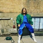 Mariana Mazza Instagram - Parce que l’ecran cathodique fitait avec les couleurs. Merci @vangiroux pour le kit bleu trouvé y’a un an 🌈