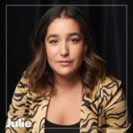Mariana Mazza Instagram - Oh mais merci à @sachabourque pour le croquage du portrait. @nadia_blouin pour ma face et @sophiebernier_hair pour la coiffe. Ne jamais oublier @vangiroux pour le swag 🌹