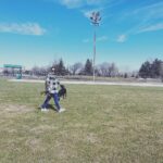 Mariana Mazza Instagram - Toujours au parc à chien:) Maintenant avec ma nouvelle veste pref. Pour une bonne cause, je la porte fièrement. D’un confort sans nom. Criss qu’il vente! #laforcedelanature @leucan @hooke