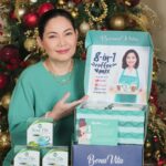 Maricel Soriano Instagram - Mga anak, ang tanong ko sa inyo: may pang-regalo na ba kayo para sa Pasko? Kung wala pa, si Inay na bahala sa inyo! 😉 Andaming nagtatanong sa akin, "Inay, ano ang pinaka-bonggang regalo na pwede ipamigay ngayong pasko?" Eh, isa lang ang sagot ko diyan— syempre, Bona Vita 8-in-1 Coffee!! ☕🩵 Parang ito na ang daily knight in shining armor ko dahil bukod sa pampagising at pang-boost ng energy ko for all my daily schedules, may added benefits pa to maintain my health and to boost my immune system! Oh, bongga, ‘di ba? So, ano pa hinihintay niyo, mga anak? I-add to cart at i-check out niyo na ngayong 12.12 Sale ang Bona Vita para sa perfect na pang-regalo sa mga taong mahalaga sa inyo at masabihan nila kayo ng Merry Christmas at Maraming Salamashteh! 🎁♥️ #BonaVitaxMaricelSoriano #HealthyKapeNgDiamondStar