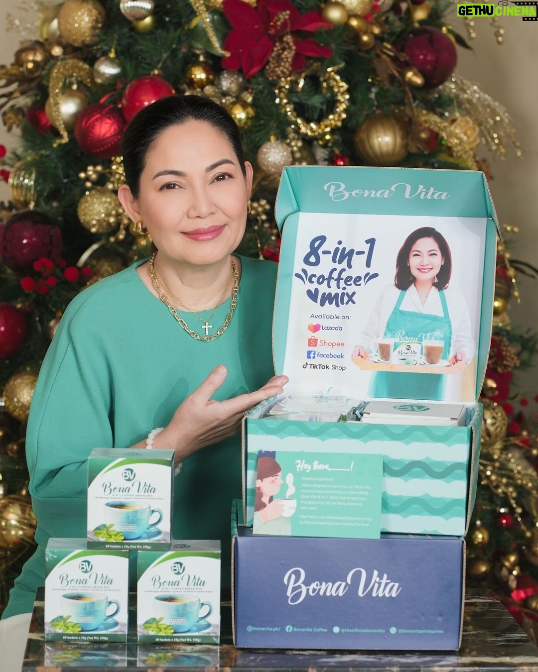 Maricel Soriano Instagram - Mga anak, ang tanong ko sa inyo: may pang-regalo na ba kayo para sa Pasko? Kung wala pa, si Inay na bahala sa inyo! 😉 Andaming nagtatanong sa akin, "Inay, ano ang pinaka-bonggang regalo na pwede ipamigay ngayong pasko?" Eh, isa lang ang sagot ko diyan— syempre, Bona Vita 8-in-1 Coffee!! ☕🩵 Parang ito na ang daily knight in shining armor ko dahil bukod sa pampagising at pang-boost ng energy ko for all my daily schedules, may added benefits pa to maintain my health and to boost my immune system! Oh, bongga, ‘di ba? So, ano pa hinihintay niyo, mga anak? I-add to cart at i-check out niyo na ngayong 12.12 Sale ang Bona Vita para sa perfect na pang-regalo sa mga taong mahalaga sa inyo at masabihan nila kayo ng Merry Christmas at Maraming Salamashteh! 🎁♥️ #BonaVitaxMaricelSoriano #HealthyKapeNgDiamondStar