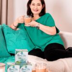 Maricel Soriano Instagram - Gising na, mga anak!! 🌞 Alam ko namang pansin niyo rin na laging looking fresh at fit ang Inay niyo! Bilang health conscious ang Inay nyo, Bona Vita lang naman ang sikreto ko to keep me going sa busy schedules ko. Puno na ng health benefits at zero sugar pa! Oh, ang taray diba? Ito talaga ang perfect coffee for me. 😌☕ Kaya kung gusto mo ng mas mataray na energy to conquer your day, samahan niyo na ko at mag-Bona Vita tayo together! 💪🌟 #BonaVitaxMaricelSoriano #HealthyKapeNgDiamondStar