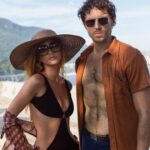 Marina Ruy Barbosa Instagram - Rio Connection! Em 2021, recebi o desafio e um dos presentes mais bonitos da minha carreira: interpretar Ana, uma cantora de boate na década de 70 no Rio de Janeiro que acaba envolvida com mafiosos europeus. Esse que seria meu primeiro trabalho em inglês, um projeto @globoplay e Sony Pictures. Rodamos durante a pandemia, em um ritmo reduzido e com uma frequência diferente, ainda estranha para todos que trabalham com audiovisual. Ana chegou em um sentido contrário e de forma despretensiosa. Ela é determinada, não abaixa a cabeça e exala sensualidade. Finalmente vocês vão poder conhecê-la e desfrutar de sua essência. Ser dirigida pela sensibilidade de @mauro.lima.pavlov nesse trabalho tornou tudo ainda mais especial. Foi especial, intenso e desafiador. Apreciem sem moderação nossa Rio Connection! 🖤 23 de novembro no @globoplay!
