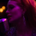 Marina Ruy Barbosa Instagram - Rio Connection! Em 2021, recebi o desafio e um dos presentes mais bonitos da minha carreira: interpretar Ana, uma cantora de boate na década de 70 no Rio de Janeiro que acaba envolvida com mafiosos europeus. Esse que seria meu primeiro trabalho em inglês, um projeto @globoplay e Sony Pictures. Rodamos durante a pandemia, em um ritmo reduzido e com uma frequência diferente, ainda estranha para todos que trabalham com audiovisual. Ana chegou em um sentido contrário e de forma despretensiosa. Ela é determinada, não abaixa a cabeça e exala sensualidade. Finalmente vocês vão poder conhecê-la e desfrutar de sua essência. Ser dirigida pela sensibilidade de @mauro.lima.pavlov nesse trabalho tornou tudo ainda mais especial. Foi especial, intenso e desafiador. Apreciem sem moderação nossa Rio Connection! 🖤 23 de novembro no @globoplay!