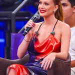 Marina Ruy Barbosa Instagram - ALTAS HORAS 🦇 @shopginger @serginhogroisman obrigada por me receber para falar sobre minha Preciosa. Sempre uma honra estar com você! 🫶🏻