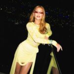Marina Ruy Barbosa Instagram - ERAS Celebrando 2023 no #CamaroteLife ao lado de @lifebyvivara! ps: estou usando minha coleção assinada: Coloré. Fica a dica para esse fim de ano! :)