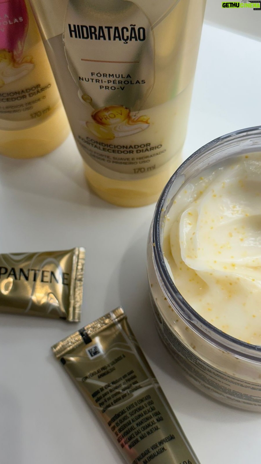 Marina Ruy Barbosa Instagram - Vocês estão em dia com a rotina de autocuidado com o cabelo? 💛 Esse novo tratamento de @pantenebrasil com pérolas Pro-vitaminas solúveis é meu cronograma favorito. Ele repara até 100% do dano em 3 minutos. Experimentem! #TransformaçãoPantene #MeuCabeloPodeTudo *Dano à suavidade medido em cabelo com dano químico, térmico e mecânico **vs. shampoo sem ingredientes condicionantes #publi