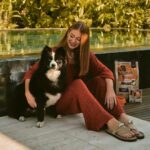 Marina Ruy Barbosa Instagram - Sig é meu modelo favorito. Um momento de apreciação, por favor! 🧡 Uma dica para os papais de pet é @specialdogoficial que agora está com uma embalagem ainda mais linda e com zero corantes. O Sig ama! :)