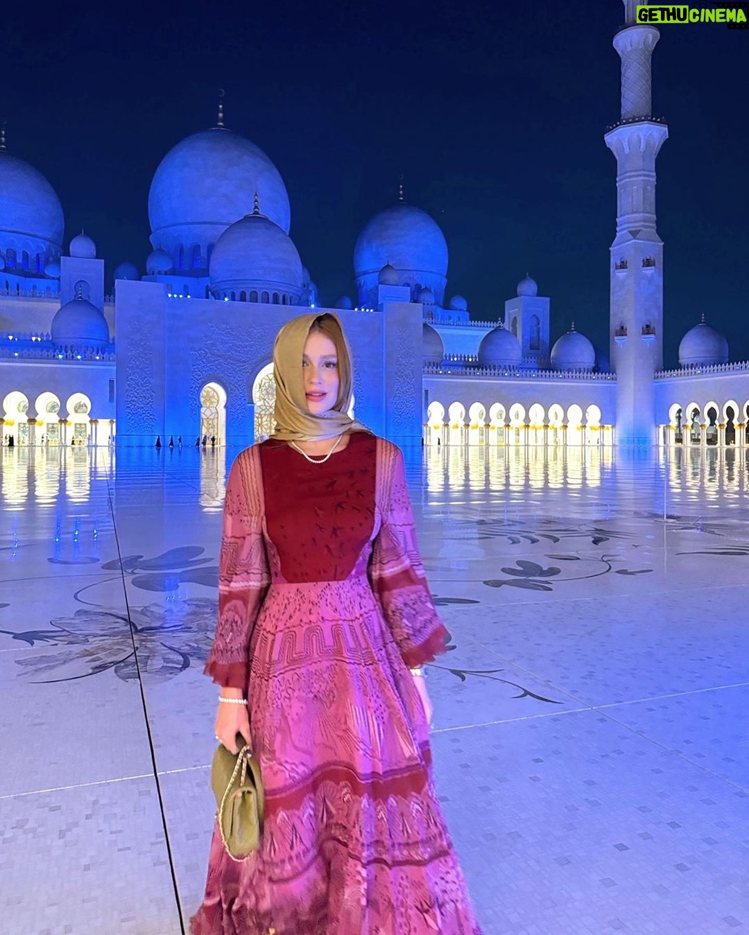 Marina Ruy Barbosa - 482.3K Likes - 48h in Dubai and Abu Dhabi 💓 um pequeno recorte de dias felizes. vivendo por aí! :)