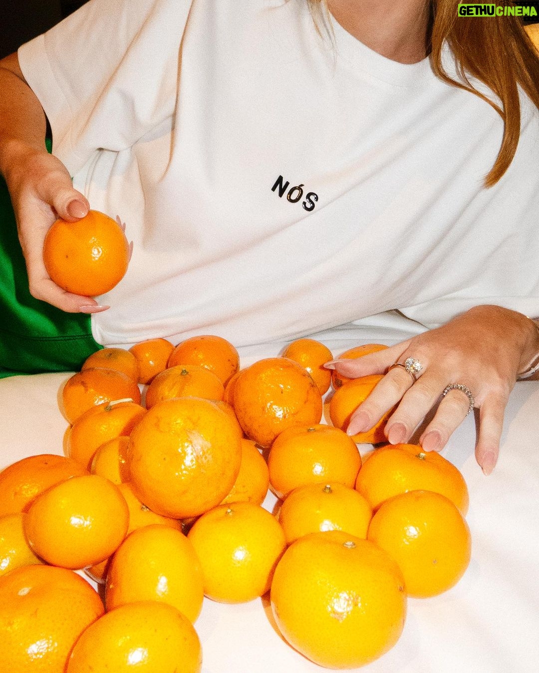 Marina Ruy Barbosa Instagram - NÓS! É amanhã! O presente é um chamado e nos faz refletir sobre nossa existência. Estou muito orgulhosa em anunciar o primeiro desfile da minha filha @shopginger. O lugar escolhido foi o Rio de Janeiro, minha terra. Essa coleção é sobre coletividade. É a valorização do nacional e do processo artesanal. “Nós” nos convida a voltar ao ponto de origem e redescobrir a preciosidade da natureza. Isso é BRASIL! 🧡 @shopginger - 09/08 a partir de 18h30. Assista on-line!