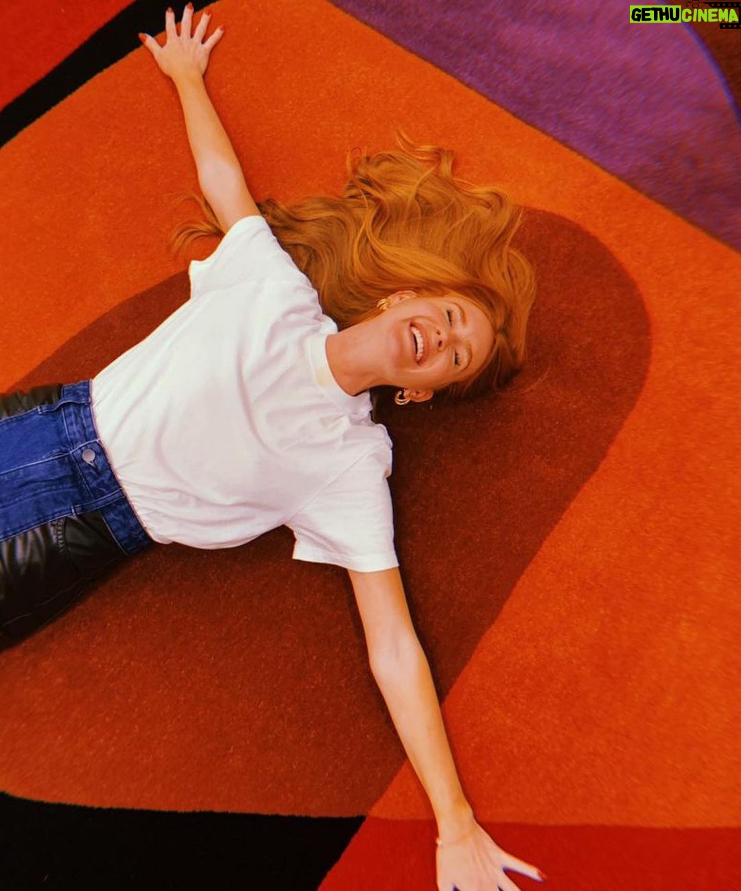 Marina Ruy Barbosa Instagram - Há exatos 3 anos, em 2020, em meio a pandemia comecei a trilhar um dos sonhos mais desafiadores da minha vida: nasceu a @shopginger. Empreender é um desafio. Foi necessário aprender tanta coisa e principalmente me redescobrir para assumir esse que seria um dos papeis mais extraordinários e surpreendentes da minha vida. Hoje, a @shopginger é o sonho meu, mas também de tantas outras pessoas. 🧡 Eu sou grata por todas as pessoas que passaram e passam pela Ginger todos os dias, sejam elas colaboradoras, clientes, admiradoras e me enche o peito ter uma equipe majoritariamente feminina que faz tudo acontecer com tanta excelência. Sou fundadora, dona e única investidora da @shopginger. E acredite, já fui questionada inúmeras vezes. E não, não é fácil, é um grande desafio, mas me emociona o reconhecimento de mercado, ocupar tantos espaços importantes, estar atuando em 3 estados e tantas outras conquistas pelo meu trabalho na GINGER. Isso basta. Eu sou feliz e tenho orgulho de ser narradora dessa história tão bonita e que hoje, faz parte da vida de tanta gente. Obrigada obrigada obrigada! NÓS podemos fazer a diferença. Juntas. Shop now: shopginger.com.br | Shopping Leblon & Shopping Cidade Jardim & Shopping Pátio Batel