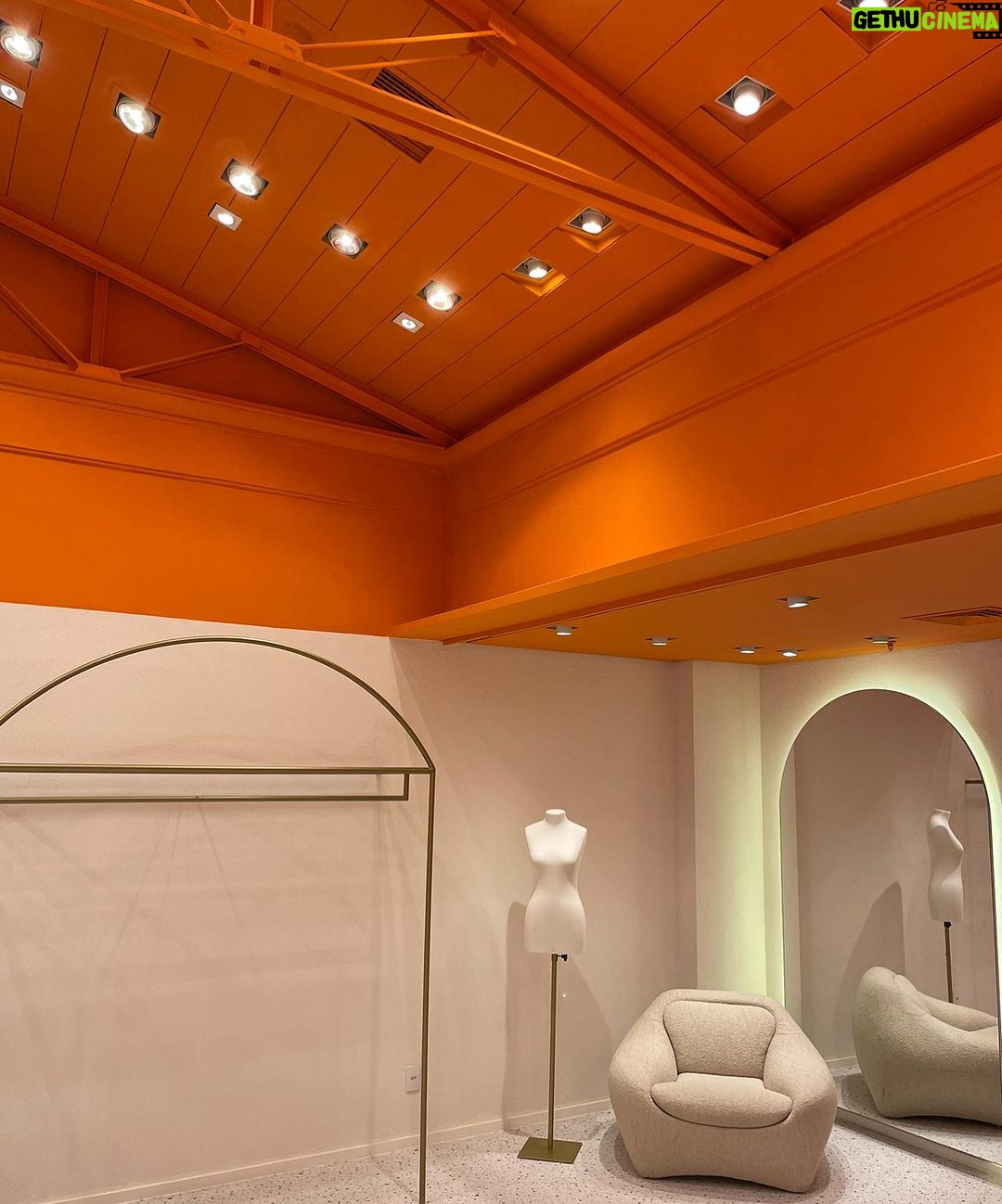 Marina Ruy Barbosa Instagram - Há exatos 3 anos, em 2020, em meio a pandemia comecei a trilhar um dos sonhos mais desafiadores da minha vida: nasceu a @shopginger. Empreender é um desafio. Foi necessário aprender tanta coisa e principalmente me redescobrir para assumir esse que seria um dos papeis mais extraordinários e surpreendentes da minha vida. Hoje, a @shopginger é o sonho meu, mas também de tantas outras pessoas. 🧡 Eu sou grata por todas as pessoas que passaram e passam pela Ginger todos os dias, sejam elas colaboradoras, clientes, admiradoras e me enche o peito ter uma equipe majoritariamente feminina que faz tudo acontecer com tanta excelência. Sou fundadora, dona e única investidora da @shopginger. E acredite, já fui questionada inúmeras vezes. E não, não é fácil, é um grande desafio, mas me emociona o reconhecimento de mercado, ocupar tantos espaços importantes, estar atuando em 3 estados e tantas outras conquistas pelo meu trabalho na GINGER. Isso basta. Eu sou feliz e tenho orgulho de ser narradora dessa história tão bonita e que hoje, faz parte da vida de tanta gente. Obrigada obrigada obrigada! NÓS podemos fazer a diferença. Juntas. Shop now: shopginger.com.br | Shopping Leblon & Shopping Cidade Jardim & Shopping Pátio Batel