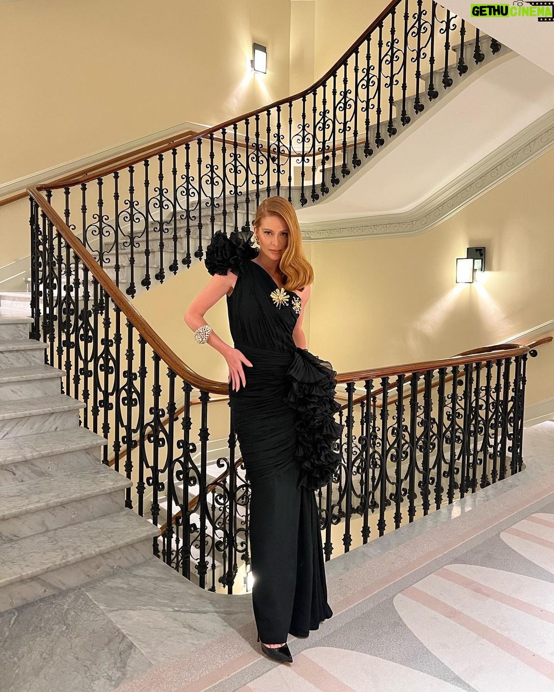 Marina Ruy Barbosa Instagram - a special night with this beautiful @maisonvalentino vintage dress + @lantiquairelamode 🖤