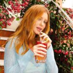 Marina Ruy Barbosa Instagram - Um trio imbatível: verão, suco e @melissaoficial Free Plataform Slide 🌸 Super leve e confortável para meu fim de ano #ComMelissa! - comprem e fiquem obcecadas assim como eu, hihi