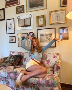 Marina Ruy Barbosa Instagram - Um trio imbatível: verão, suco e @melissaoficial Free Plataform Slide 🌸 Super leve e confortável para meu fim de ano #ComMelissa! - comprem e fiquem obcecadas assim como eu, hihi