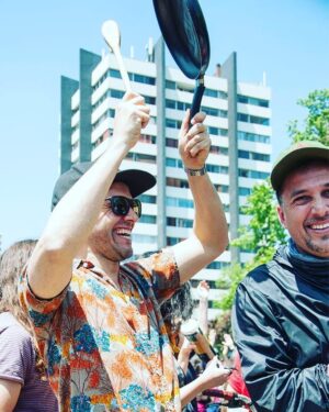 Mario Horton Instagram - Con el compañero, amigo y colega @pablomuza en alegría y rebeldía. ✊🏽 ph: @daniela_miller_fotografa