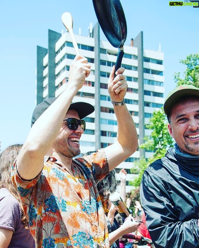 Mario Horton Instagram - Con el compañero, amigo y colega @pablomuza en alegría y rebeldía. ✊🏽 ph: @daniela_miller_fotografa Ñuñoa, Chile