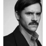 Mario Horton Instagram - Hoy, a #50añosdelgolpe se estrena por @riivilatam el último capítulo de nuestra serie #LosMilDiasDeAllende. Una manera de enfrentar, desde el oficio, el estremecedor negacionismo que campea. ( retrato de @sebastian_utreras a mi personaje, el luchador infatigable #miguelenriquez ) @tvn @paroxproductora Santiago, Chile