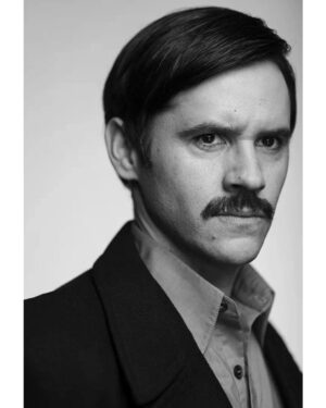 Mario Horton Instagram - Hoy, a #50añosdelgolpe se estrena por @riivilatam el último capítulo de nuestra serie #LosMilDiasDeAllende. Una manera de enfrentar, desde el oficio, el estremecedor negacionismo que campea. 
( retrato de @sebastian_utreras a mi personaje, el luchador infatigable #miguelenriquez )

@tvn 
@paroxproductora
