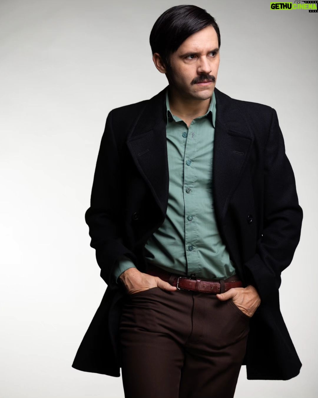 Mario Horton Instagram - Hoy fue el pre estreno de #LosMilDiasDeAllende y es una serie espléndida! Véanla, no se van a arrepentir. Pronto por las pantallas de TVN Mira la serie antes en Riivi.com a partir del 1 de septiembre. Preventa exclusiva a través de Ecopass por $7.900 https://go.riivi.com/preventa-allende-ref #miguelenriquez @riivilatam @paroxproductora @tvn @rtve