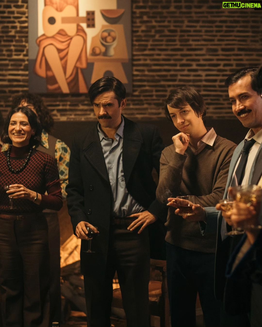 Mario Horton Instagram - Un honor sobrecogedor, haber tenido la responsabilidad de interpretar a Miguel Enríquez en #LosMilDiasDeAllende. Pronto por las pantallas de #tvn Mira la serie antes que nadie en Riivi.com a partir del 1 de septiembre. Preventa exclusiva a través de Ecopass por $7.900 https://go.riivi.com/preventa-allende-ref @riivilatam @paroxproductora @tvn @rtve @hdargentinaok @nicoacunaf @matusroberto @mediterraneo_media Santiago, Chile