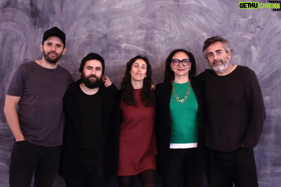 Mario Horton Instagram - Aún quedan algunos tickets para ver "La Tierra inquieta, 60 años después de los Encuentros de Concepción", en el Festival #PuertodeIdeasBiobío2022, una imperdible lectura dramatizada que rememora los Encuentros de Concepción organizados entre 1958 y 1962 por el escritor y poeta Gonzalo Rojas, que dieron pie a reflexiones y diálogos de autores, creadores y pensadores locales e internacionales que resuenan en la actualidad @manuelami @ximerivas @manuelpena801 @isidora_stevenson @alejandromirandar @laristoteliachilensis