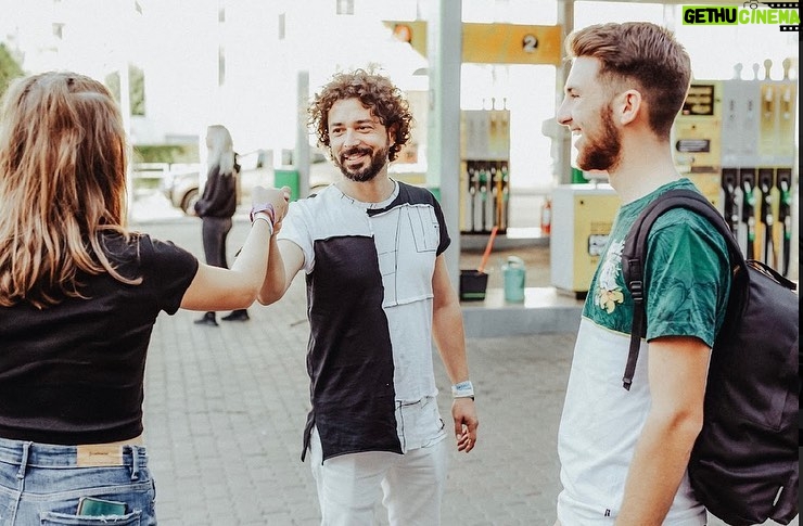 Marius Moga Instagram - Îmi era dor de festival, de oameni și de scenă. M-am bucurat sã fiu special guest în cadrul noii idei a celor de la @mol_romania . A fost o experiență fresh, sã cunosc fani, sã cântãm împreună piese și sã vorbim despre topicuri actuale. Ce mi-a plăcut este siguranța pe care ți-o oferă această nouă campanie în cadrul căreia primești 2 mașini care te duc la festival. #MOLRomania #MOLlaUNTOLD #FreshCorner