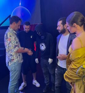 Marius Moga Instagram - 😊It’s a wrap! Mulțumim că ne-ați urmărit într-un număr atât de mare aseară și felicitări tuturor concurenților @superstarromania ! A fost o plăcere să jurizez alături de Smiley, Raluka si Carla’s Dreams. Mulțumesc echipei din emisiune și din spatele ei! 📸 @razvanlupica #superstarromania #idol