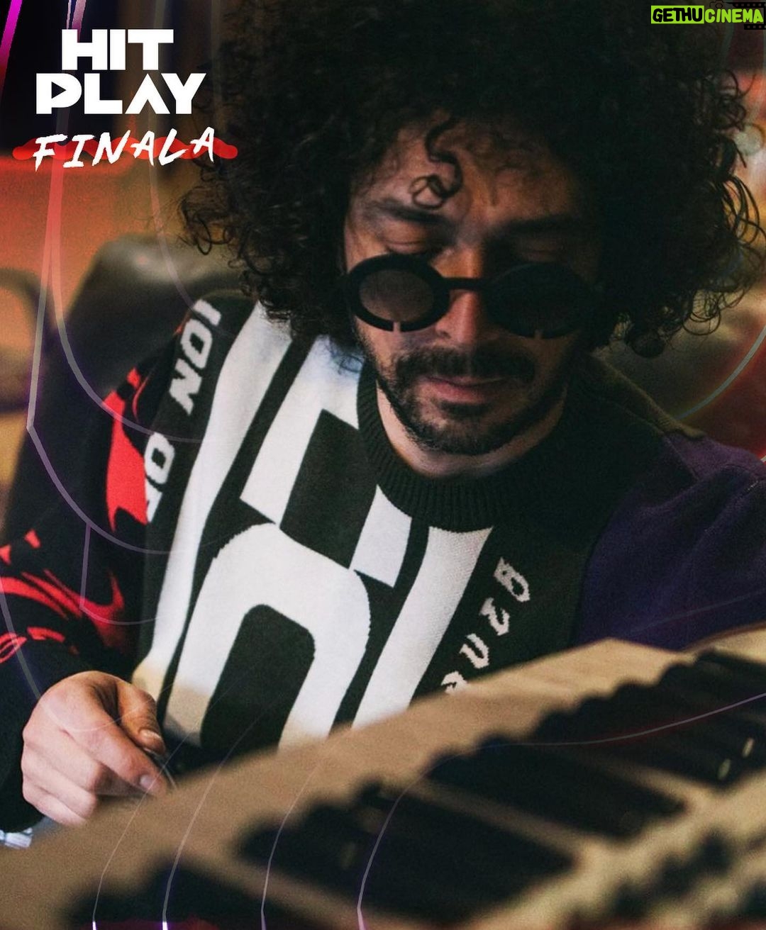 Marius Moga Instagram - 🎤 Studioul e pregătit, acum e rândul vostru, al publicului să decidă cine va câstiga marele premiu, șansa de a ajunge un artist viral. 🥁 HitPlay, primul music show 100% digital se apropie de final, iar emoțiile celor 3 finalisti au crescut. 🙃 În finală, după cum știți au rămas Florentin Eduard, Maya Pop și Vlad Morar. Shout out to this talented kids! 😊Hai să vedem joi de la 20:00 cine va câștiga marele premiu, o piesă produsă de mine și echipa DeMoga Music în studiourile noastre, 25.000€ și un videoclip realizat și promovat de Vodafone. 🤘Ne vedem joi de la 20:00 pe hitplay.vodafone.ro ! @vodafone.romania @florentin.eduard.stoica @itsmayapop @vladmorar95 #showdigital #muzicaromaneasca