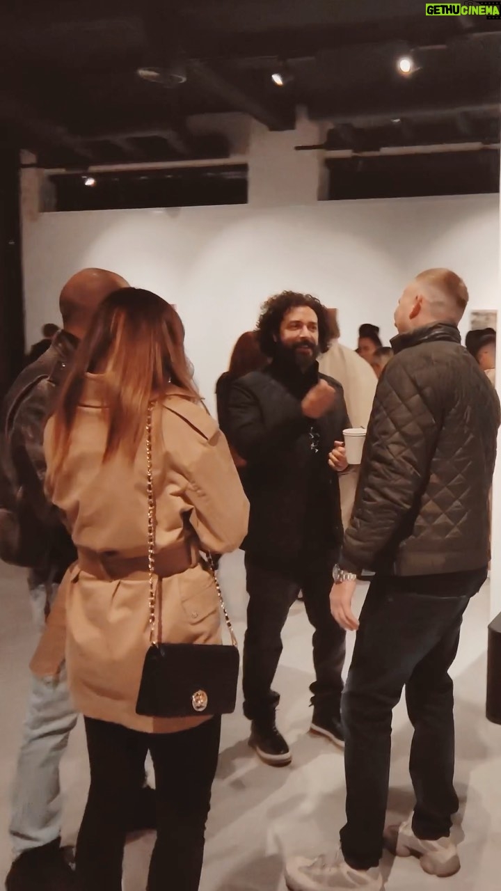 Marius Moga Instagram - 🙃Am filmat un nou episod din seria #honoryouspassion. Îl am lângă mine pe fratele meu, @iulianmoga_ , un regizor excepțional. Toată lumea știe de pasiunea lui pentru regie, dar puțini știu de cea pentru pictură. @iulianmoga ne prezină tablourile sale pe care le-am filmat cu noul Honor 70. @honor_romania @strata.gallery Music: @demogamusic @rosswdhs #magic4pro #powerofmagic #honoromania #honoryourlife #honoryourpassion