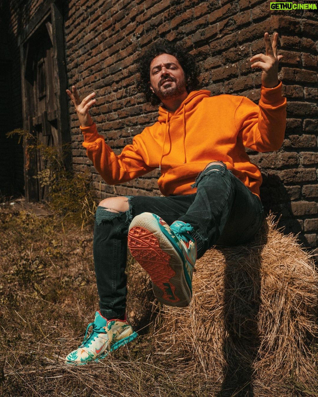 Marius Moga - 1.6K Likes - 🤘 Zilele acestea sunt în tabăra de songwriting @demogamusic , dar nu uitați că pe 7 ne vedem la @mmb_ro !
📸 @airman.production
🕴 @mohamedmagda1