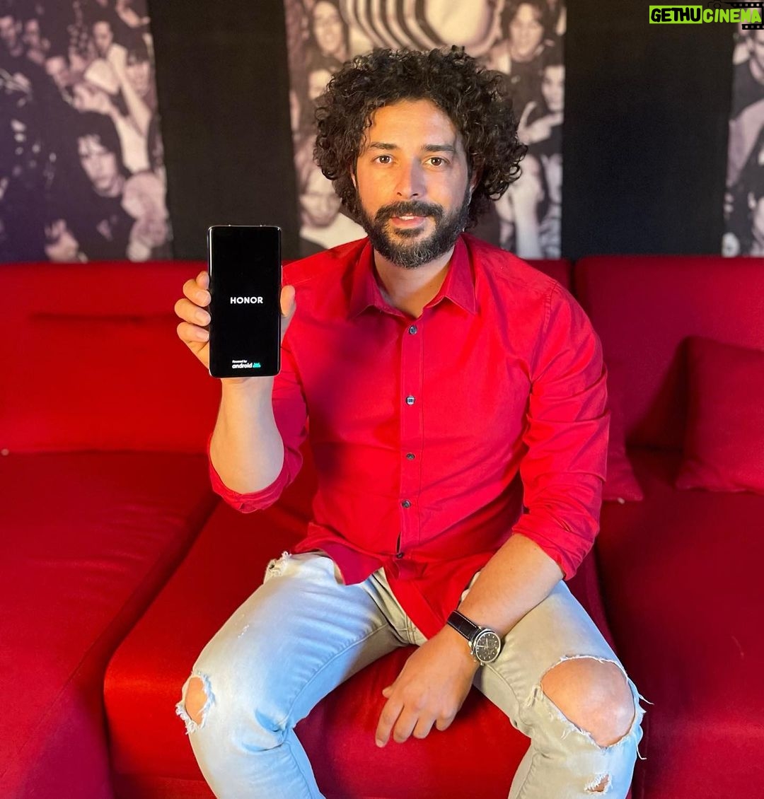 Marius Moga Instagram - Sunt pasionat de tehnologie si inovație, de aceea le folosesc creativ atât în muzică, producții video cât și în timpul meu liber. Honor vine și întâmpină nevoile și pasiunile pe care le au creatorii din România, oferindu-le tool-ul ideal: Magic4Pro #honoryourpassion #gobeyond #thepowerofmagic