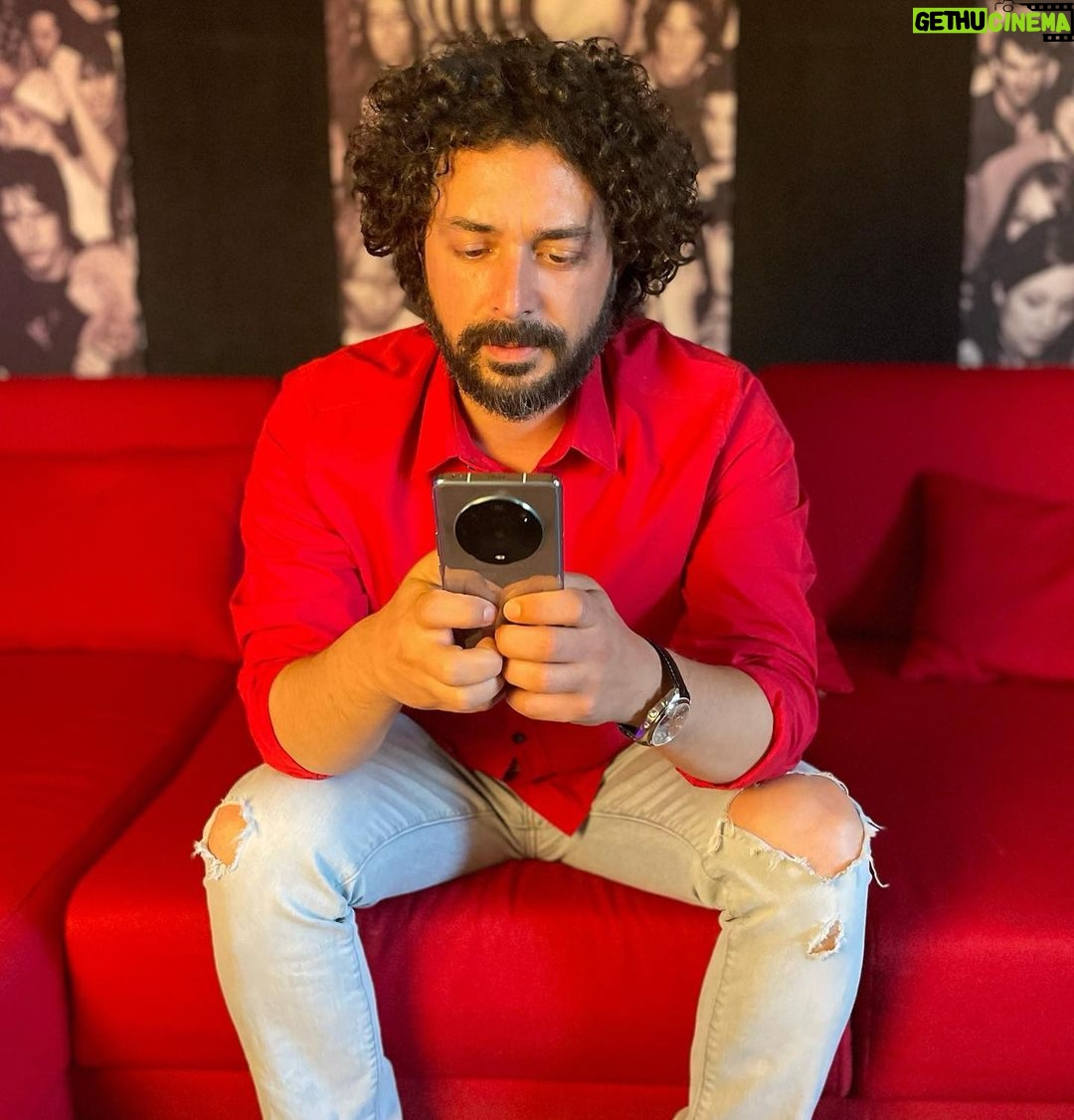 Marius Moga Instagram - Sunt pasionat de tehnologie si inovație, de aceea le folosesc creativ atât în muzică, producții video cât și în timpul meu liber. Honor vine și întâmpină nevoile și pasiunile pe care le au creatorii din România, oferindu-le tool-ul ideal: Magic4Pro #honoryourpassion #gobeyond #thepowerofmagic