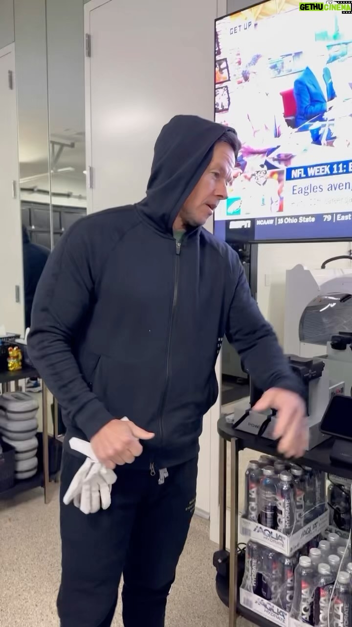 Mark Wahlberg Instagram - B day work 🥳 @municipal @bigace_productions 🔥📈🥳❤️🙏