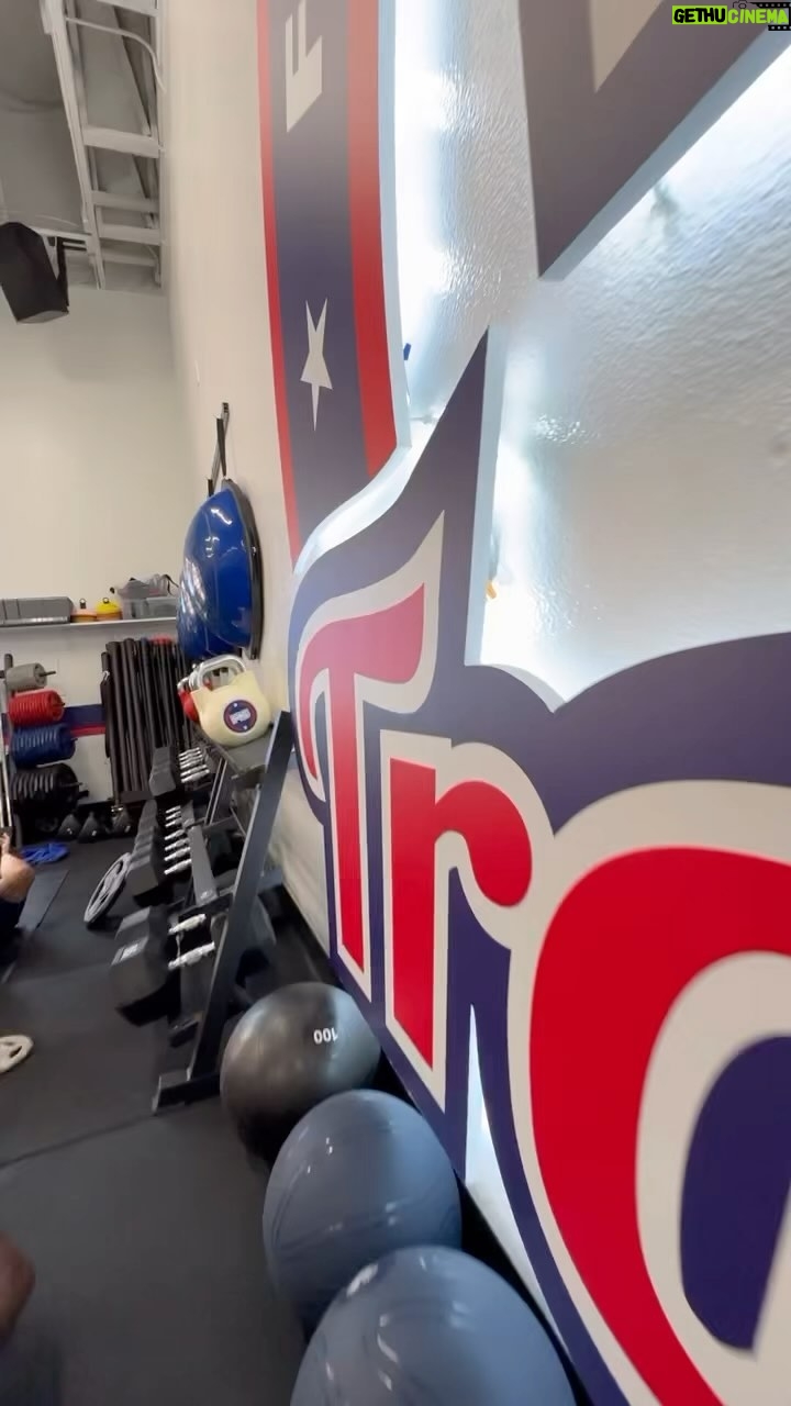Mark Wahlberg Instagram - SUNDAY🔥🥳 @f45_training 🔥come join the team🙏❤️💯📈 @municipal 👟🏆 #F45Partner #MunicipalPartner