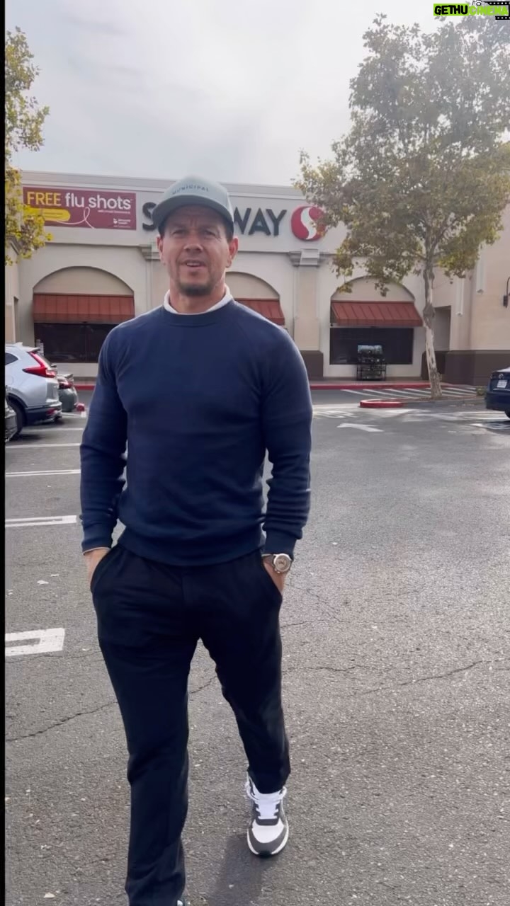 Mark Wahlberg Instagram - Iโm coming to @safeway in northern cali๐๐ฅ @flechaazultequila event๐๐ฅ๐ฅ๐๐ฅณ see you soon! #FlechaAzulPartner