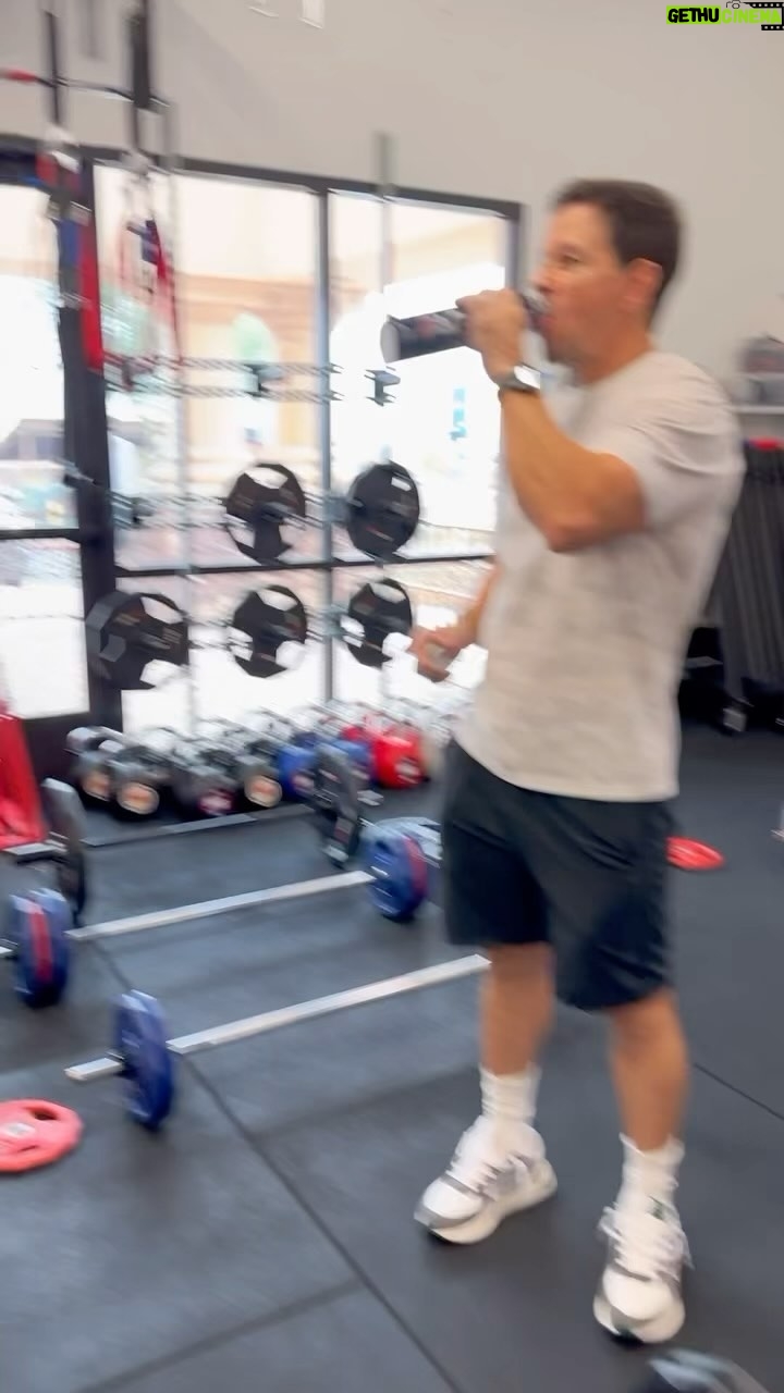 Mark Wahlberg Instagram - Team training life changingโค๏ธ๐ฏ @f45_training ๐๐ฏ @municipal ๐๐๐ฏ #F45Partner #MunicipalPartner