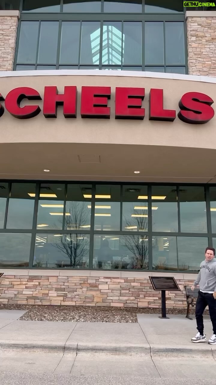 Mark Wahlberg Instagram - Great visit @scheelssports in west Des Moines 🔥😎🥳 @municipal 🔥📈👟 #MunicipalPartner