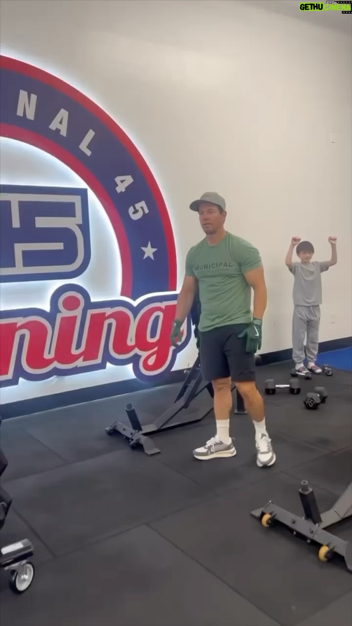 Mark Wahlberg Instagram - Nothing better than training with family @f45_training @municipal 🙏❤️🙏 #F45Partner #MunicipalPartner