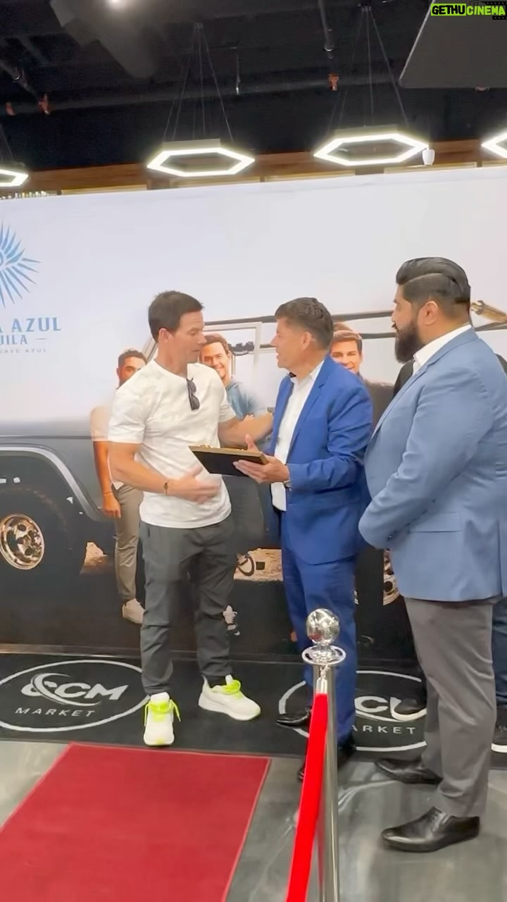 Mark Wahlberg Instagram - Thank you @ccmmarket1 and the city of Commerce. 🔑❤️😎🙏🥃 @flechaazultequila 🥃🔥 #FlechaAzulPartner