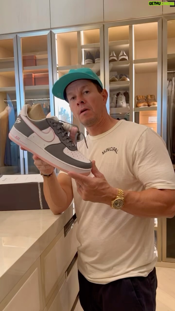 Mark Wahlberg Instagram - All the way up📈 @fatjoe @upnyc 🔥🔥🔥🙏❤️