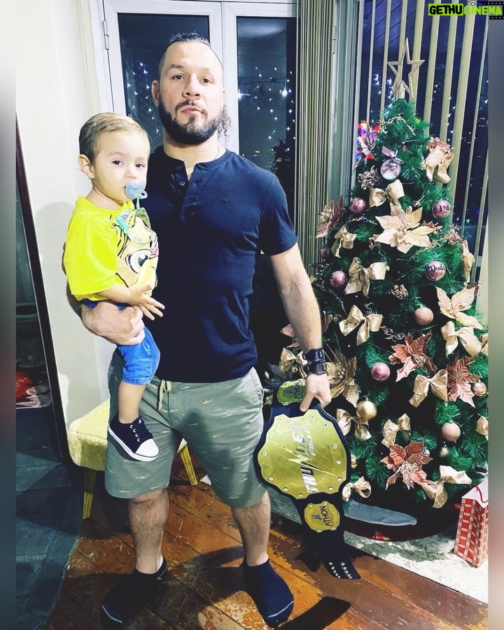 Markus Perez Instagram - “…O MELHOR PRESENTE DEUS ME DEU… A VIDA ME ENSINOU A LUTAR PRLO QUE È MEU…” MEU PRESENTE DE NATAL!!! “…THE BEST GIFT GOD HAS GIVEN TO ME… LIFE TEACHED ME TO FIGHT FOR WHAT IS MY…” MY CHRISTMAS GIFT!!! MARRY CHRISTMAS FOR EVERYONE 🎅🏼 #marrychristmas #feliznatal Ilha Da Rainha Da Morte