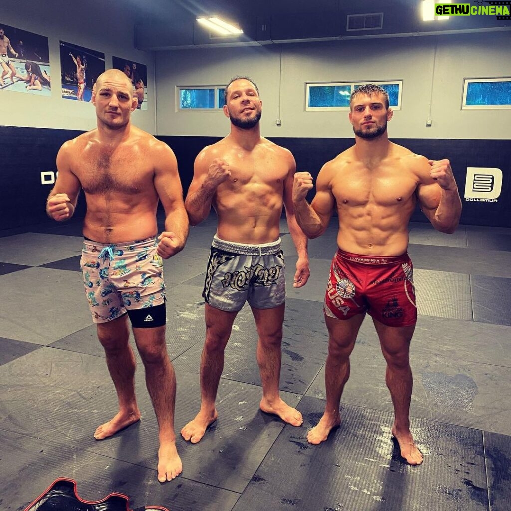 Markus Perez Instagram - SPARRING WITH my friend @daltonrosta AND NEW REFORCE FOR @americantopteam @sstricklandmma welcome bro 🙏👊🏆 THANK U FOR SPARRING GUYS 🏆 #crazytrain #crazypeople #bestpeople #mma #ufc #eagle American Top Team